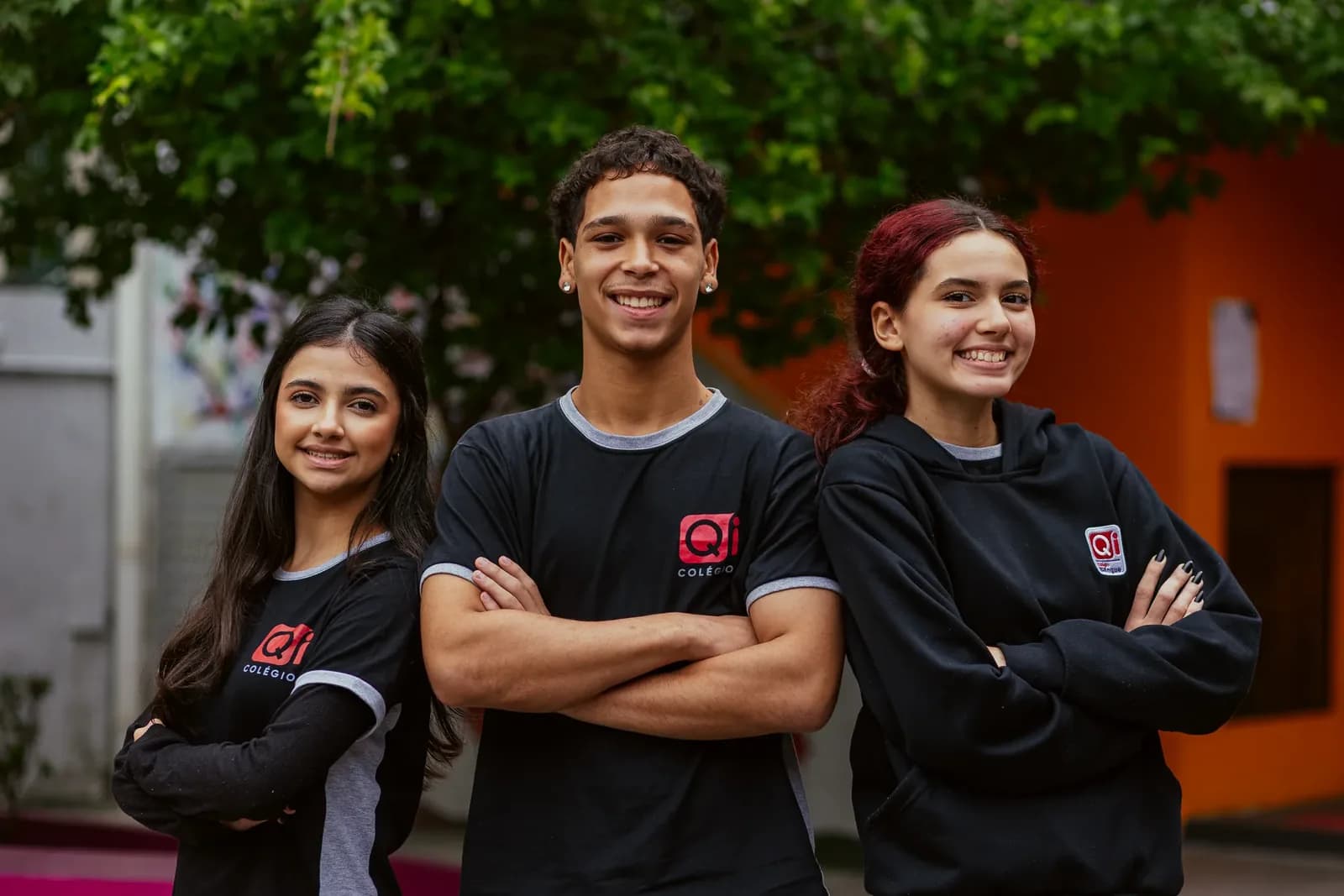 Estudantes do Colégio QI reunidos no ambiente escolar