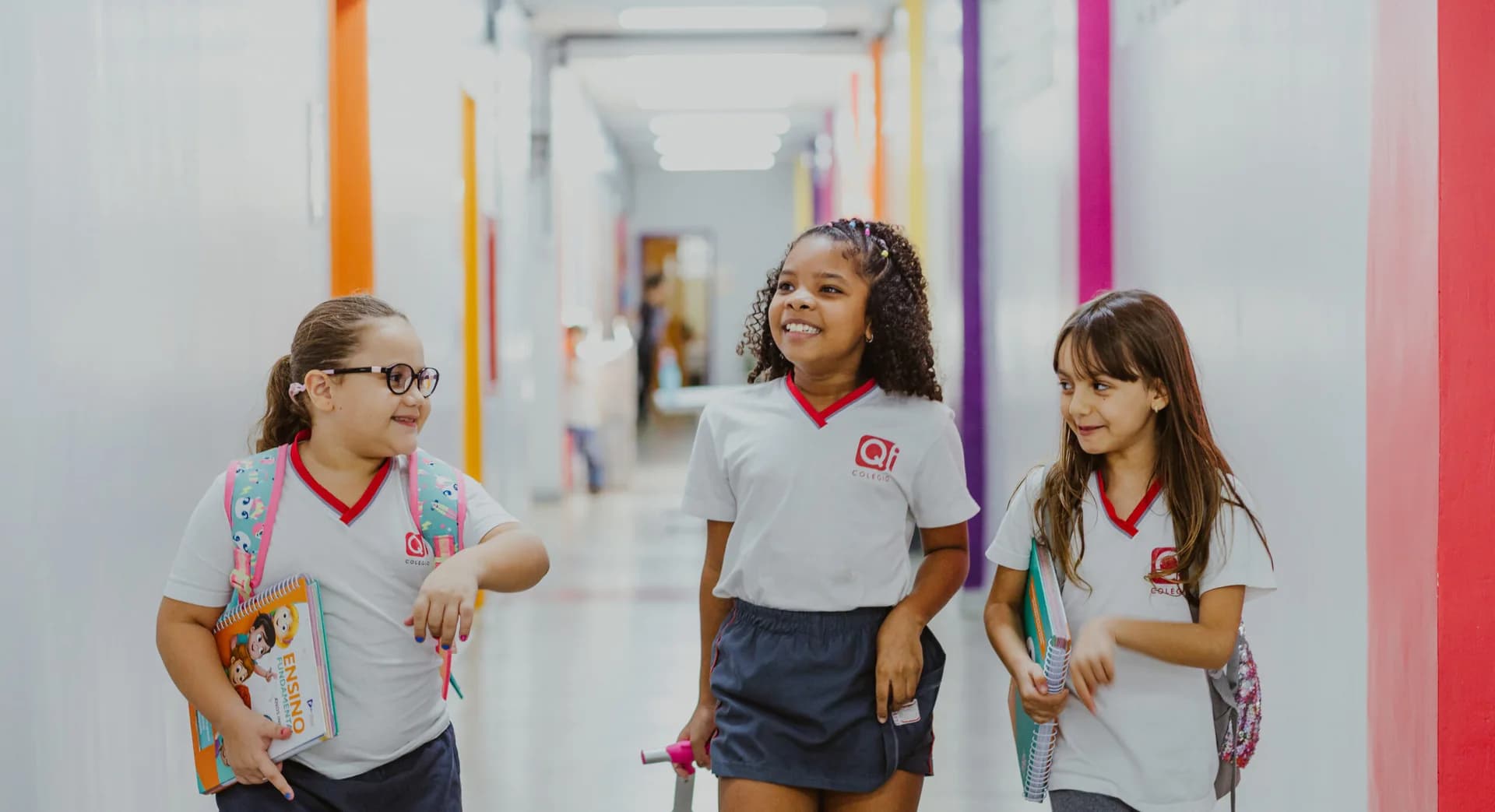 Alunas do Colégio QI caminhando pela escola