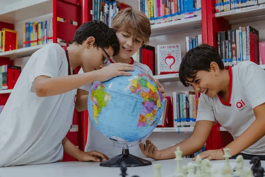 Alunos do Ensino Fundamental Anos Finais em atividade colaborativa