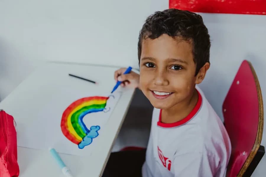 Aluno do Ensino Fundamental Anos Iniciais em atividade artística